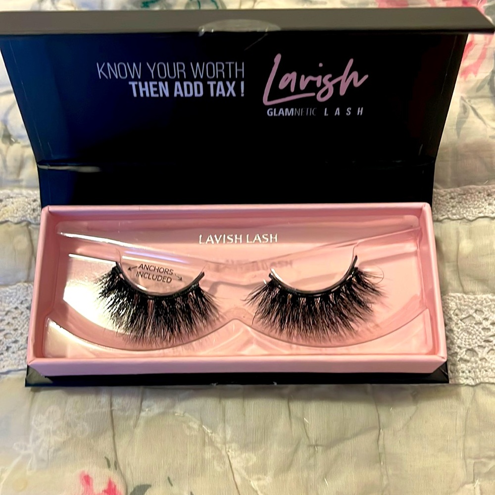 Glamnetic Lavish mink eyelashes. Never worn or used.